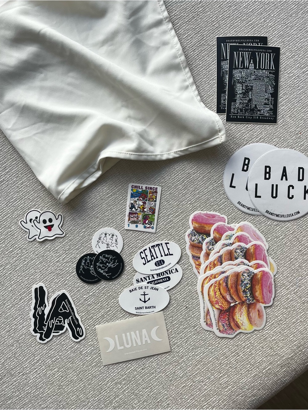 17 Brandy Melville Bundle (Shirts, Shorts, Dress + Stickers) - Picture 10 of 10